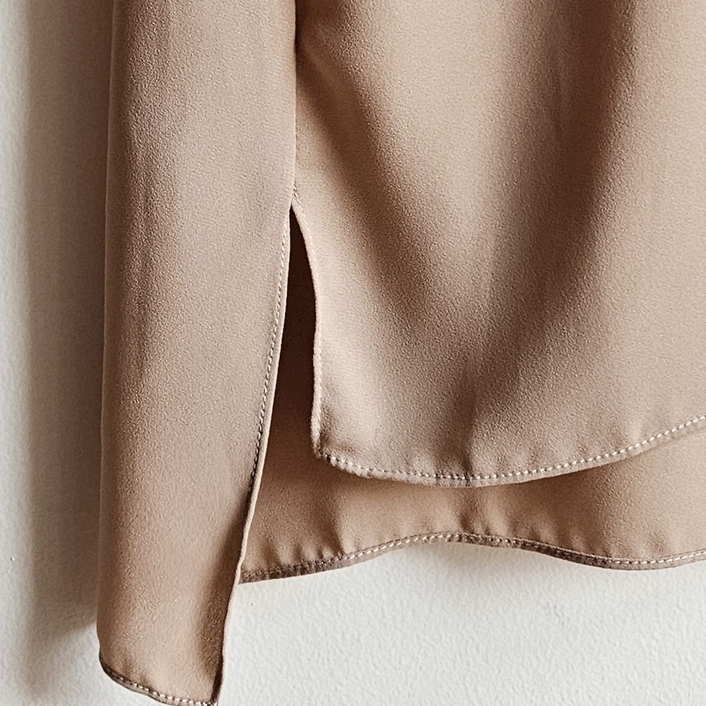 Olivaceous Collared V-Neck Blouse in Women's Small - Picture 12 of 16